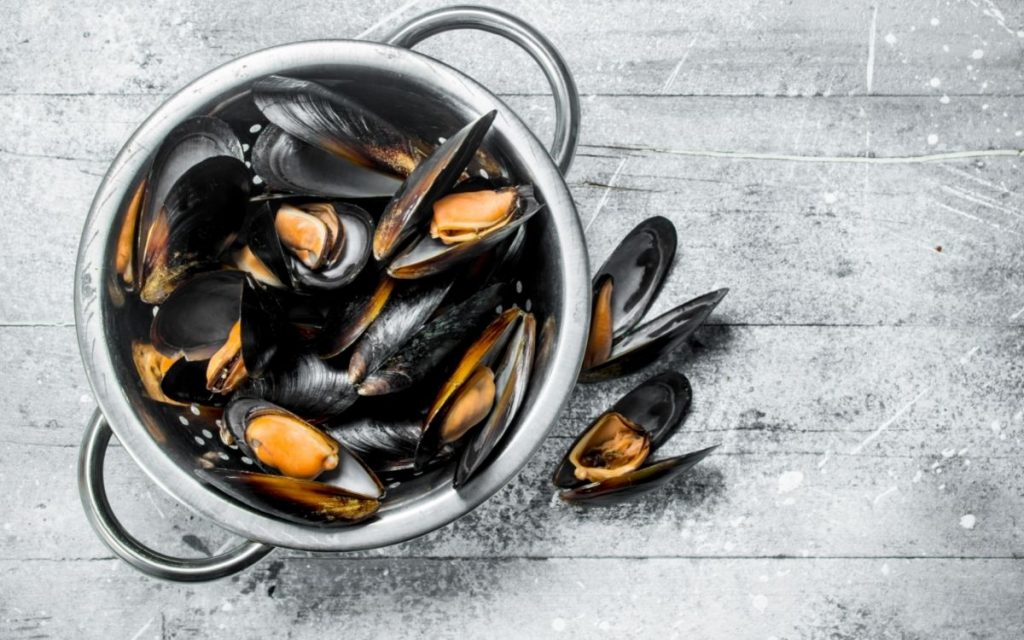 Bowl of fresh clams.