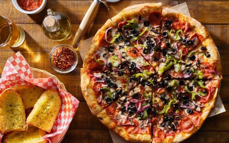 10 Popular & 10 Controversial Pizza Toppings